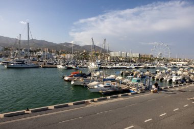 Benalmadena, İspanya - 15 Eylül 2023: Benalmadena, Costa del Sol Malaga, İspanya 'daki Puerto Marina' da demirlemiş tekne ve yatlar. Bu marinanın 1100 kişilik yatları var.