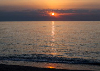 Akdeniz 'in üzerinde gün doğumu Torremolinos sahilinden görülüyor. Costa del Sol, İspanya