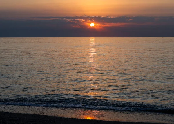 Akdeniz 'in üzerinde gün doğumu Torremolinos sahilinden görülüyor. Costa del Sol, İspanya