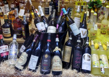 Venedik, İtalya - 5 Eylül 2022: Ünlü İtalyan şarapları ve diğer İtalyan ruhları Venedik 'teki bir dükkanda sergileniyor