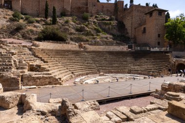 Malaga, İspanya - 10 Eylül 2023: Roma Amfitiyatrosu ve Alcazaba de Malaga, İspanya