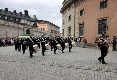 Stockholm, İsveç - 26 Haziran 2023 Stockholm, İsveç Kraliyet Sarayı 'nda muhafız seremonisinin değiştirilmesi