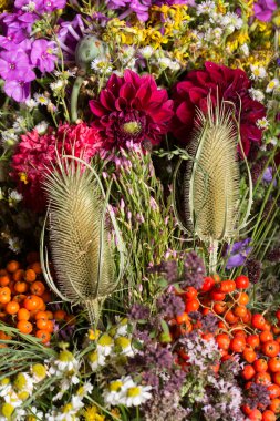 el yapımı güzel buketler çiçek ve otlar