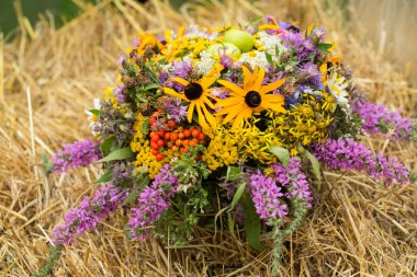 el yapımı güzel buketler çiçek ve otlar