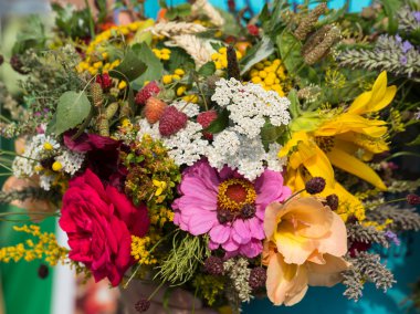 el yapımı güzel buketler çiçek ve otlar