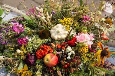 el yapımı güzel buketler çiçek ve otlar