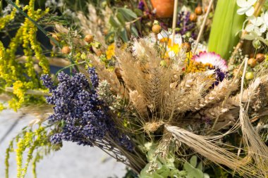 el yapımı güzel buketler çiçek ve otlar