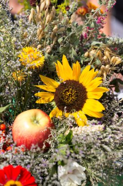 el yapımı güzel buketler çiçek ve otlar