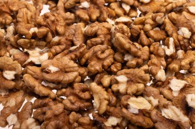 Olgun ceviz yığını yemeye hazır.