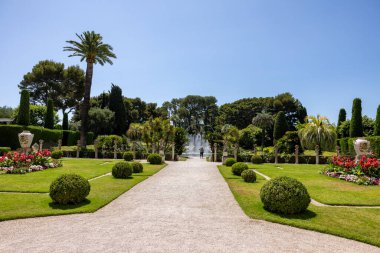 Saint-Jean-Cap-Ferrat, Fransa - 18 Haziran 2025: Fransız Riviera 'sında Saint-Jean-Cap-Ferrat' ta yer alan ünlü Fransız sahil villası Villa Ethe Rüşussi de Rothschild 'deki Fransız Bahçesi. Fransa.