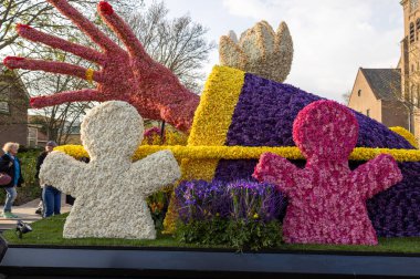 Noordwijkerhout, Hollanda - 21 Nisan 2023: Noordwijkerhout 'taki Çiçek Geçidi Bollenstreek' ten önce sunulan sümbüllerden yapılmış insan silueti