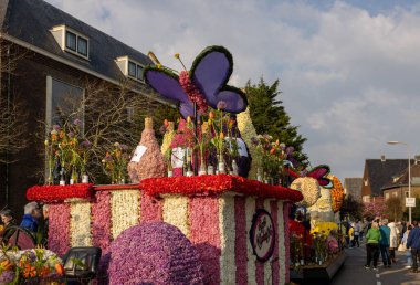 Noordwijkerhout, Hollanda - 21 Nisan 2023: Noordwijkerhout 'taki Çiçek Yürüyüşü Bollenstreek' in aydınlatılmasından önce lalelerden ve sümbüllerden oluşan içki barı