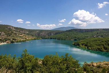 Bauduen yakınlarındaki Sainte-Croix turkuaz gölü suların kıyısındaki ortaçağ köyü. Alpes-de-Haute-Provence, Fransa