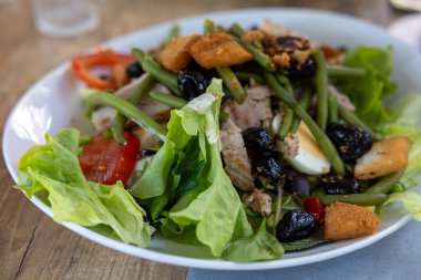 Nioise salatası ve ton balığı filetosu..