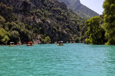 Verdon Gorge, Fransa - 24 Haziran 2025: Turistler Verdon Boğazı 'nı pedal botları, kanolar ve kürek tekneleriyle keşfediyorlar. Provence-Alpes-Cte d 'Azur, Fransa' da aktif tatil için ideal bir yer.