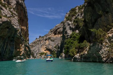 Verdon Gorge, Fransa - 24 Haziran 2025: Turistler Verdon Boğazı 'nı pedal botları, kanolar ve kürek tekneleriyle keşfediyorlar. Provence-Alpes-Cte d 'Azur, Fransa' da aktif tatil için ideal bir yer.