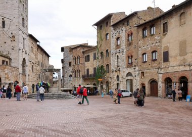 San Gimignano, İtalya - 17 Eylül 2022: Piazza della Cisterna, San Gimignano, Toskana, İtalya