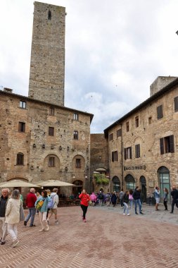 San Gimignano, İtalya - 17 Eylül 2022: Piazza della Cisterna, San Gimignano, Toskana, İtalya