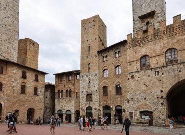San Gimignano, İtalya - 17 Eylül 2022 San Gimignano Piazza Duomo. Toskana, İtalya