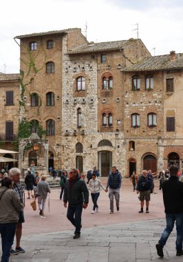 San Gimignano, İtalya - 17 Eylül 2022: Piazza della Cisterna, San Gimignano, Toskana, İtalya