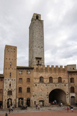 San Gimignano, İtalya - 17 Eylül 2022: Palazzo Vecchio del Podesta ve Rognosa Kulesi, San Gimignano Piazza del Duomo 'daki Podesta Kulesi olarak da bilinir..