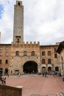 San Gimignano, İtalya - 17 Eylül 2022: Palazzo Vecchio del Podesta ve Rognosa Kulesi, San Gimignano Piazza del Duomo 'daki Podesta Kulesi olarak da bilinir..