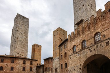 San Gimignano 'daki Piazza Duomo. Toskana, İtalya