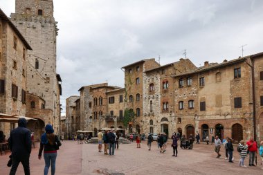 San Gimignano, İtalya - 17 Eylül 2022: Piazza della Cisterna, San Gimignano, Toskana, İtalya