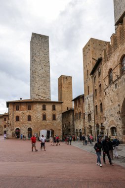 San Gimignano, İtalya - 17 Eylül 2022 San Gimignano Piazza Duomo. Toskana, İtalya