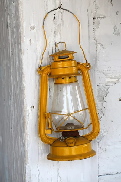 Vieille lampe à huile poussiéreuse sur mur en bois — Photo