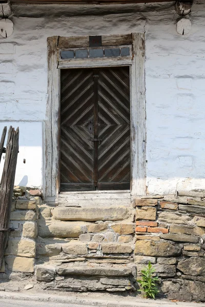 Des marches de pierre à la porte d'une vieille maison abandonnée — Photo