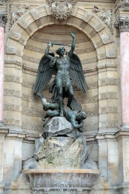 Çeşme heykelleri Paris'te michel saint