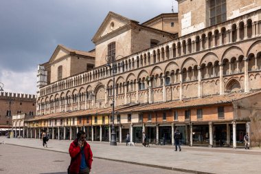 Ferrara, İtalya - 8 Mayıs 2024: Ferrara katedralinin yan duvarı, Basilica Cattedrale di San Giorgio, Ferrara, İtalya
