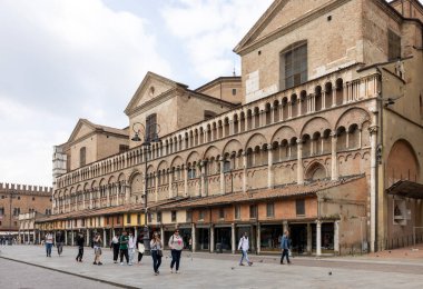 Ferrara, İtalya - 8 Mayıs 2024: Ferrara katedralinin yan duvarı, Basilica Cattedrale di San Giorgio, Ferrara, İtalya