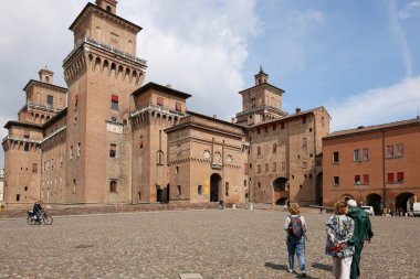 Ferrara, İtalya - 8 Mayıs 2024: 14. yüzyıldan kalma dört kuleli kale, Ferrara, Emilia-Romagna, İtalya
