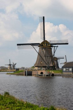 Hollanda, Kinderdijk 'teki yel değirmenleri, UNESCO' nun dünya mirası. 1740 Sisteminde inşa edilen yel değirmenleri, sel baskınlarını önlemek için daha büyük bir su yönetim sisteminin parçasıdır..