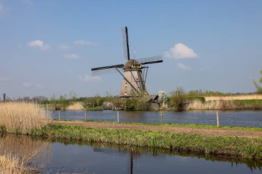 Hollanda 'daki Kinderdijk' teki 19 rüzgar değirmeninden biri. 1740 yılında inşa edilen, Hollanda 'daki en büyük yel değirmeni yoğunluğu, UNESCO' nun dünya mirası alanı..