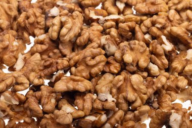 Olgun ceviz yığını yemeye hazır.