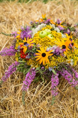 el yapımı güzel buketler çiçek ve otlar