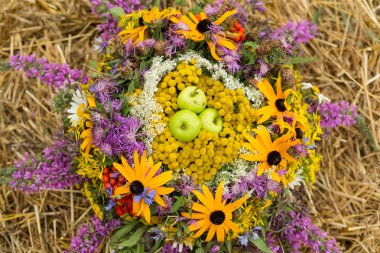 el yapımı güzel buketler çiçek ve otlar