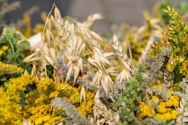 el yapımı güzel buketler çiçek ve otlar