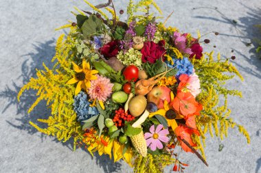 el yapımı güzel buketler çiçek ve otlar