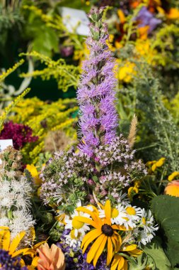 el yapımı güzel buketler çiçek ve otlar