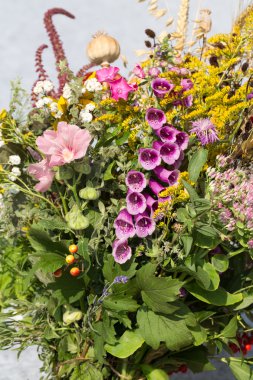 el yapımı güzel buketler çiçek ve otlar