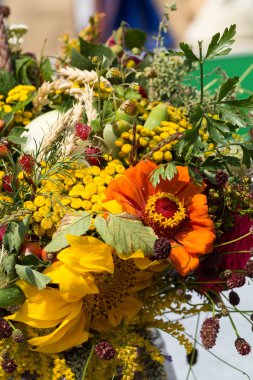 el yapımı güzel buketler çiçek ve otlar