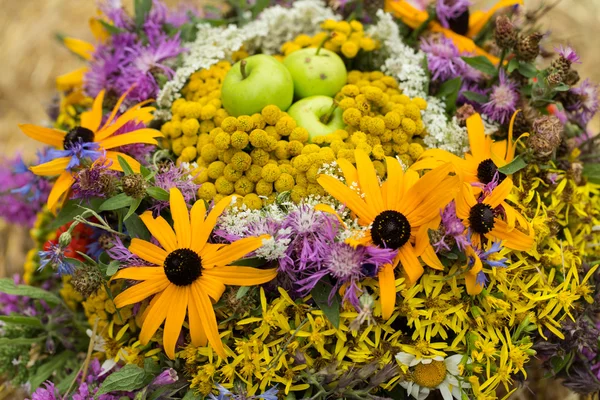 Ramos hermosos hechos a mano de flores y hierbas — Foto de Stock