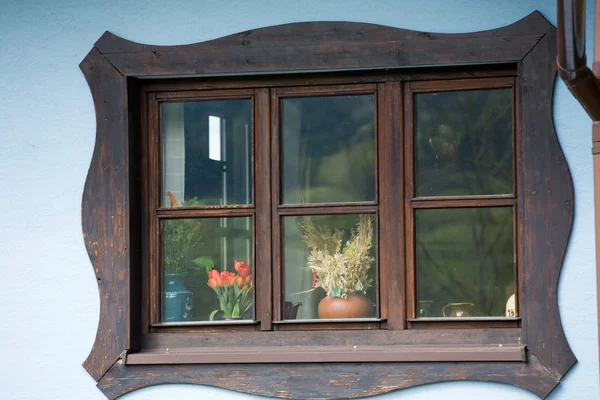 Ξύλινο παράθυρο κλειστό με λουλούδια — Φωτογραφία Αρχείου