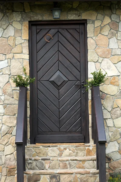 Stone stappen aan de deur van een oud huis — Stockfoto