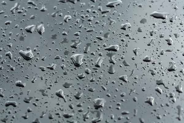 Druppels water op de auto na regen — Stockfoto