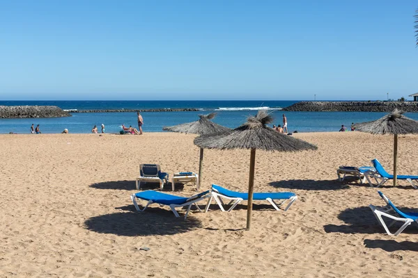 Ligstoel op het strand van caleta de fuste, Canarische eiland fuerteventura, Spanje — Stockfoto